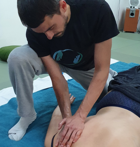 Gaëtan en séance d'accompagnement - Massage des épaules